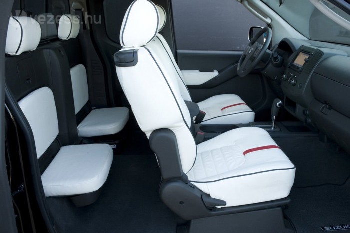 Lemaradunk a 261 lóerős Suzukiról 11 | Vezess Ez egy kicsicsázott tanulmányautó, de a normál Equatorból is van bőrüléses