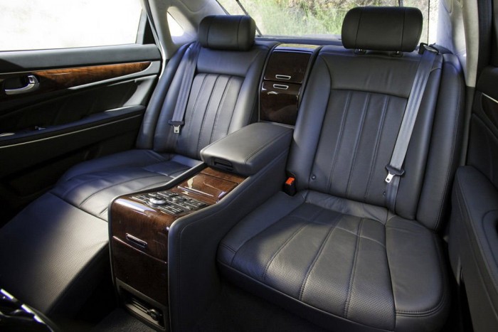 Lemaradunk a 261 lóerős Suzukiról 14 | Vezess Pazar a lábtartós hátsó trónus, szinte mint a Lexus LS-ben