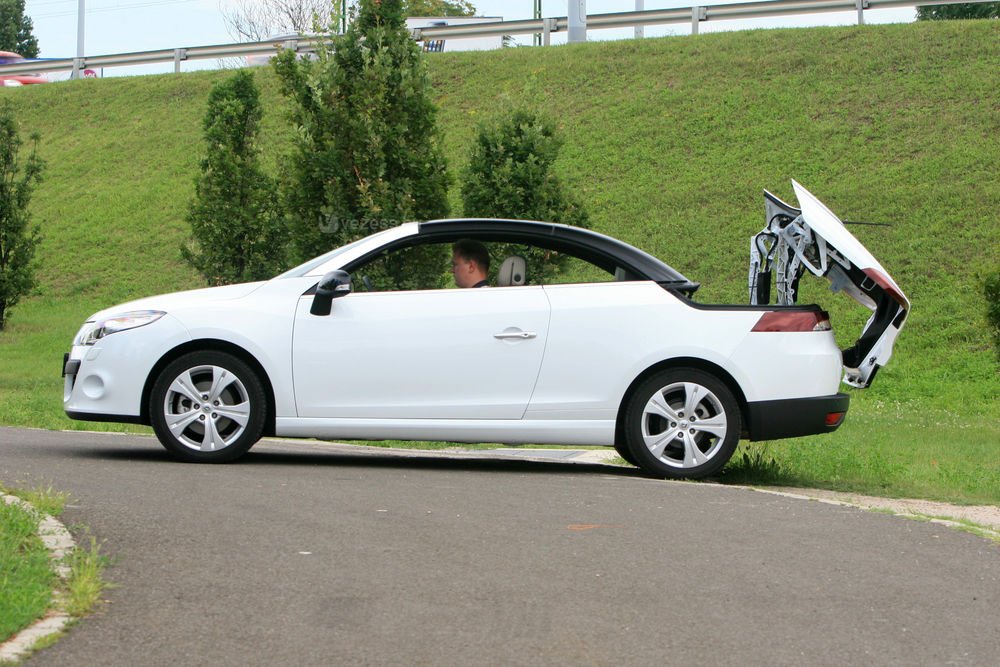 Teszten a legdrágább Renault Mégane 29