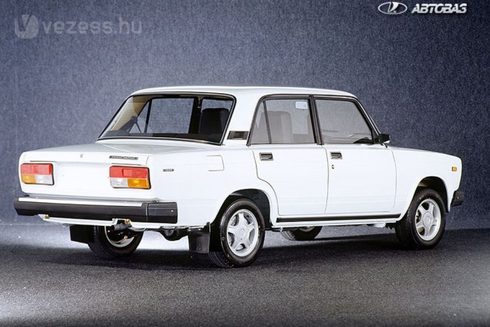 1992-ben, ötfokozatú váltóval 438 ezer forintba került az ezerötös kocka Lada