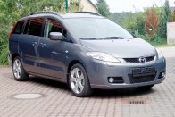 A Mazda 5 a sportos vonalat képviseli kategóriájában