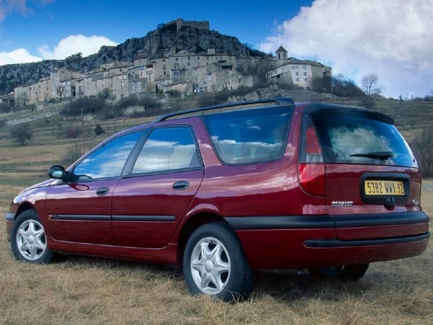 Melyik a jó dízel a családnak? 10 | Vezess Sok tér áll rendelkezésre a Lagunában a mélynyomó és erősítő elhelyezésére