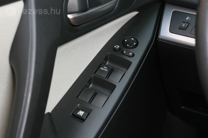 Ej de kínos, hogy csak a vezető ablaka fut végig egy gombnyomásra