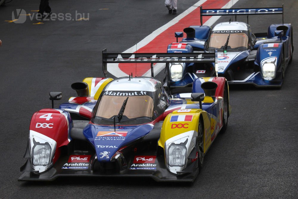 Elöl az Oreca, hátul a gyári Peugeot