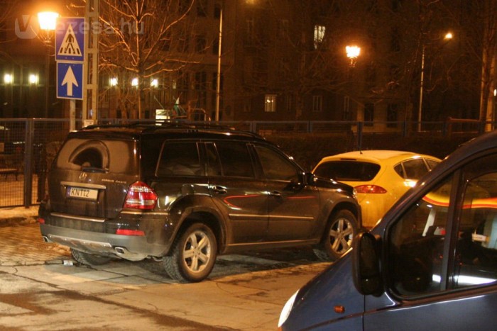 TOP 10: bunkóságok autóban 8 | Vezess Igazi suttyó: máshol nincs hely, csak a zebrán?