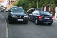 Vajon a BMW-s hajtott be szemből az egyirányú utcába vagy mindenki más?