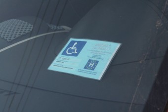 Fontos változás jön a rokkantkártyás parkolásnál