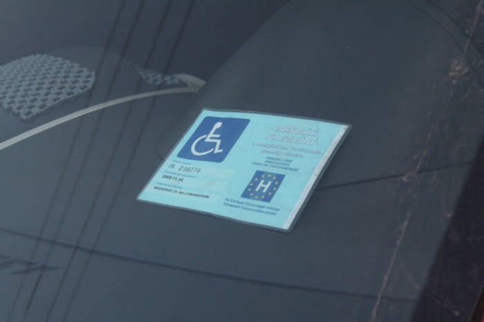 Fontos változás jön a rokkantkártyás parkolásnál