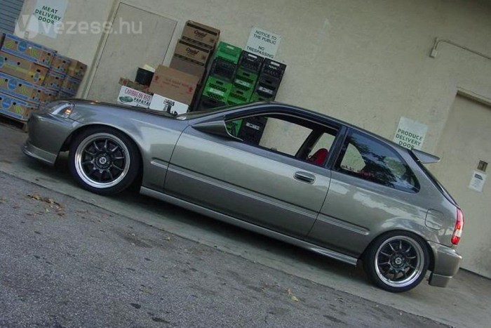 TOP 10: bunkóságok autóban 9 | Vezess Agyunkra megy a hülyegyerek-tuningautókból bömbölő tüc-tüc