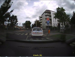 Gyorshajtó rendőröket videóztunk