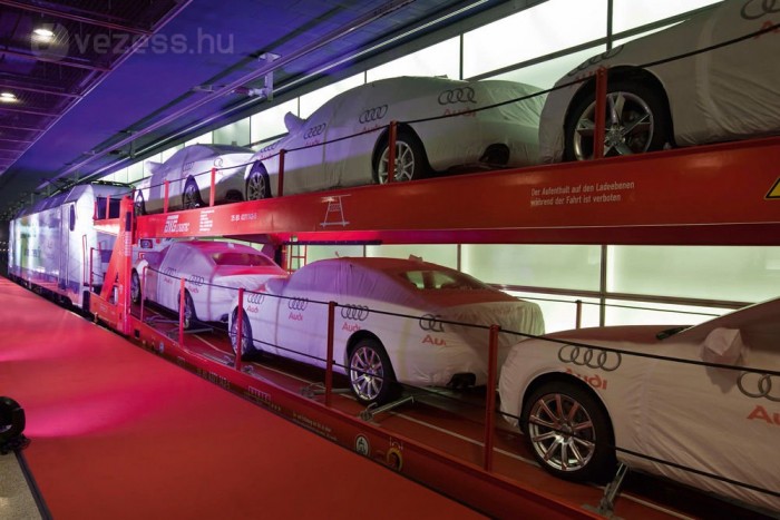 Zöld vonat szállítja az Audikat 3