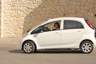 Királyi kézben a Peugeot villanyautó