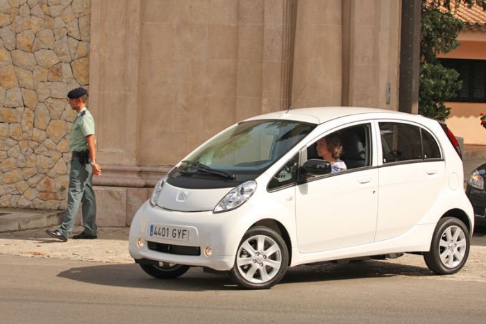 Királyi kézben a Peugeot villanyautó 3
