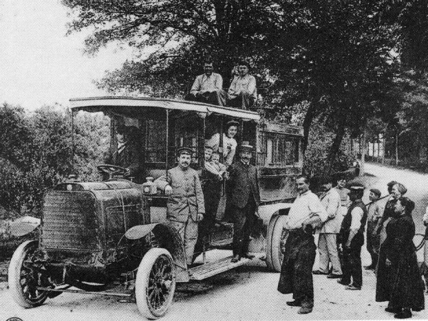 "Az autobusz, a mely gyors tempóban akart áthaladni az Archeveché-hidon, egy szembe jövő autobusz elől ki akart térni.""Az autobusz, a mely gyors tempóban akart áthaladni az Archeveché-hidon, egy szembe jövő autobusz elől ki akart térni."