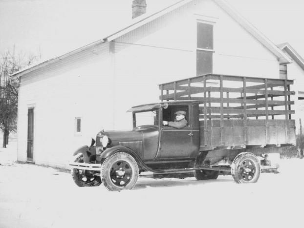 "Az öt bandita egy teherautomobilra géppuskákat szerelt, ezenkívül ismétlőpuskákkal fegyverezte fel magát.""Az öt bandita egy teherautomobilra géppuskákat szerelt, ezenkívül ismétlőpuskákkal fegyverezte fel magát."