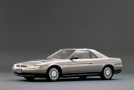 A Mazda Eunos Cosmo volt az első autó, amibe navigációs rendszert lehetett rendelni. (?) Ezen a megoldáson alapul a ma használt technológia is.