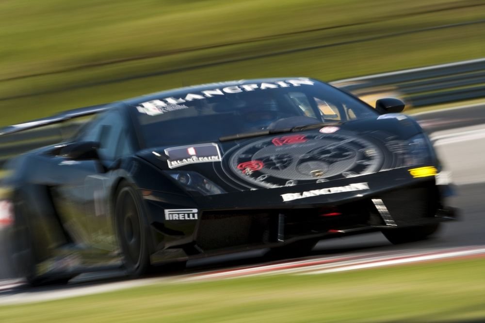 Mindössze 8 perc választotta el Michelisz Norbertet, hogy a Lamborghini Blancpain Super Trofeo történetének első magyarországi futamán rögtön a dobogóra álljon.