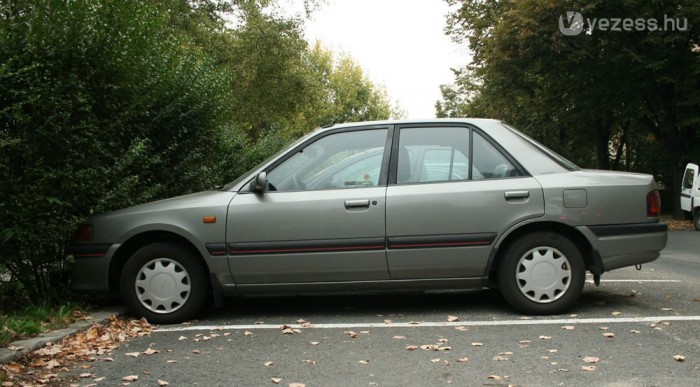 Potom pénzért árulnak rendes japán benzineseket, amilyen az 1994-ig gyártott Mazda 323