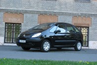 A Xsara Picassót tíz éve gyártják, nagyjából változatlanul. Az 1,6-os dízelmotorral ilyen öregen is figyelemre méltó választási lehetőség 2-3 gyerekes családoknak. Hatalmas beltér, aszketikus étvágy, pihepuha lágyság, elfogadható áron.