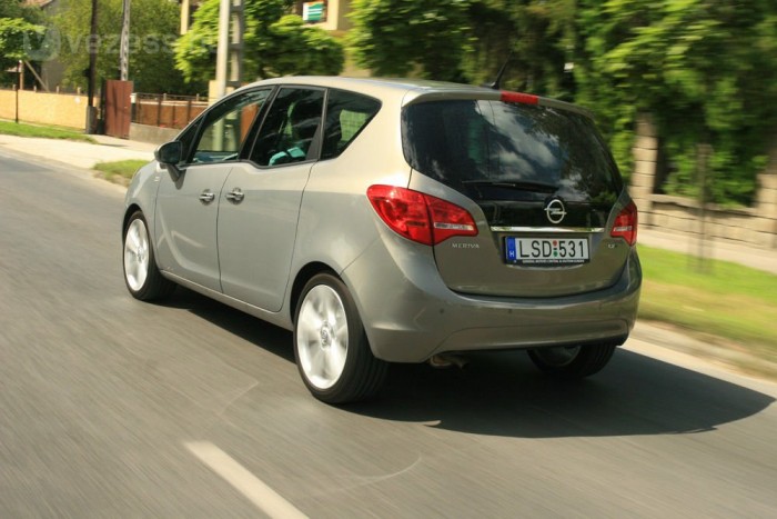 Csendes és a 18-as felnik ellenére is kényelmes a Meriva