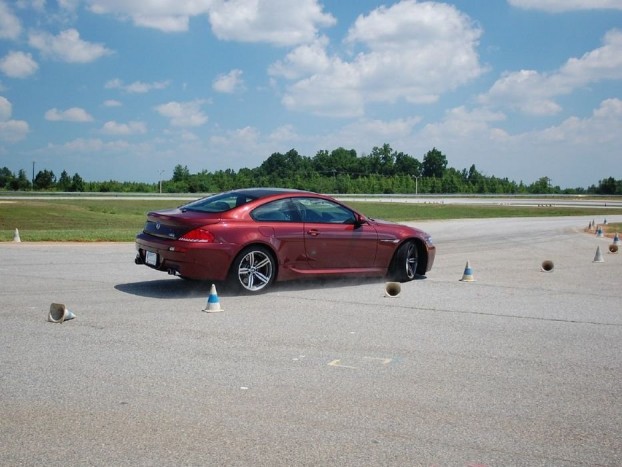 Nagy sebességű kanyarvétel: megismerteti velünk az autó viselkedését
