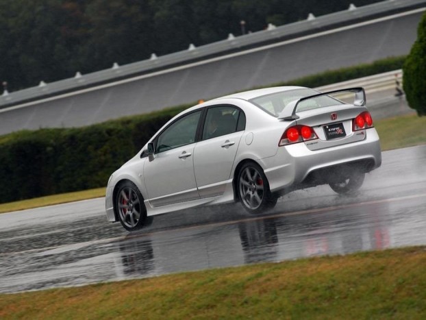 Minden időjárási körülmény között ki kell próbálni az intenzív fékezést