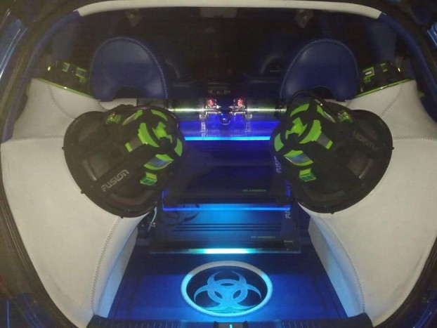 Üvegszálas beépítés: jól megtöltötték a csomagteret