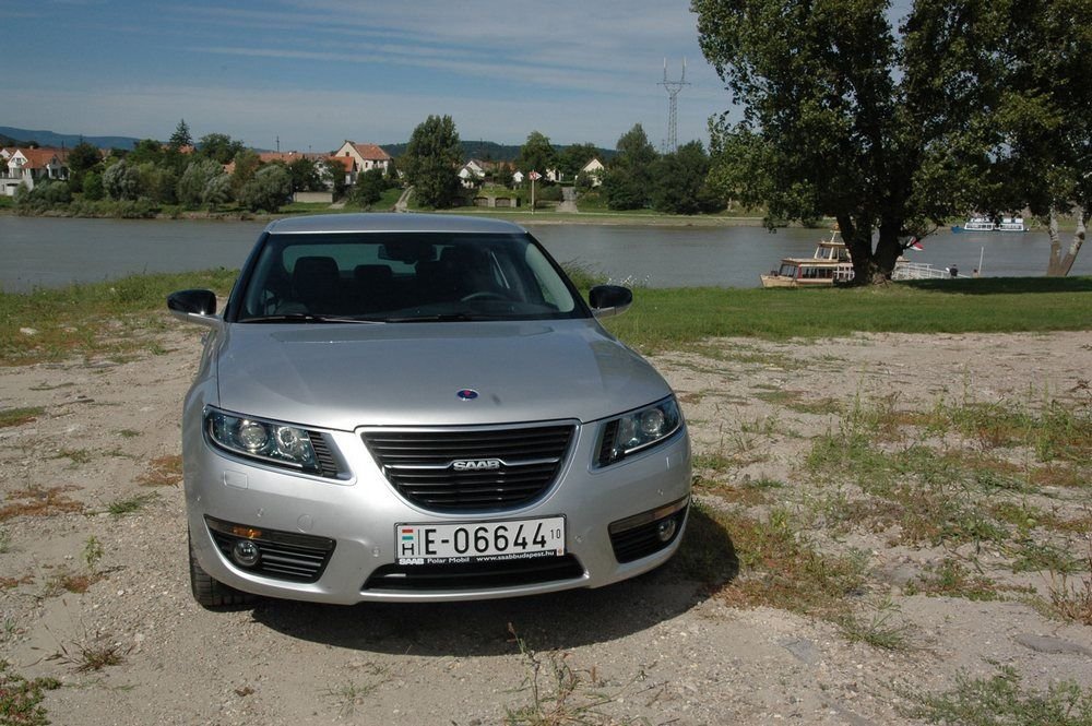 A General Motors új terméke: Saab 9-5, turbómotorokkal és hátsó fénycsíkkal. Ami hol működik, hol nem