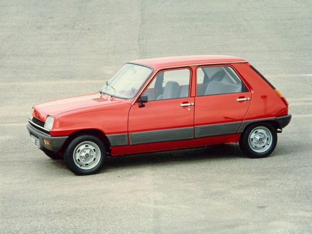 Renault 5: időtálló forma, függőlegesen álló hátsó lámpákkal