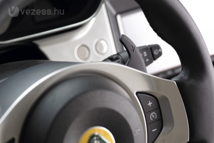 A kormány mögötti fülekkel lehet kapcsolni az automatát