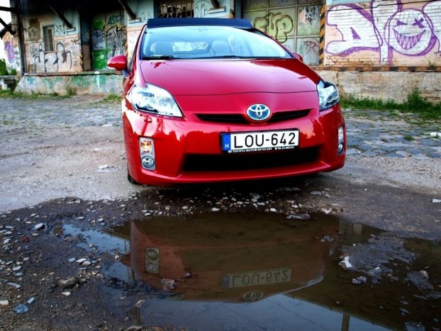 Spóroláshoz kicsit drága, ám nem csak az alacsony fogyasztás miatt szerethető. Egy minden extrával felszerelt, kényelmes autó, ami ráadásul keveset is kér enni, pláne városban.