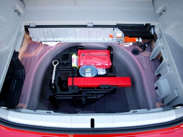 A rekesz alatt a defektjavító készlet. Még ide is bepakolhatunk pár olyan tárgyat, amire csak szökőévenként van szükség.