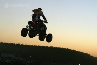 Átszúrt karral versenyzett a motoros