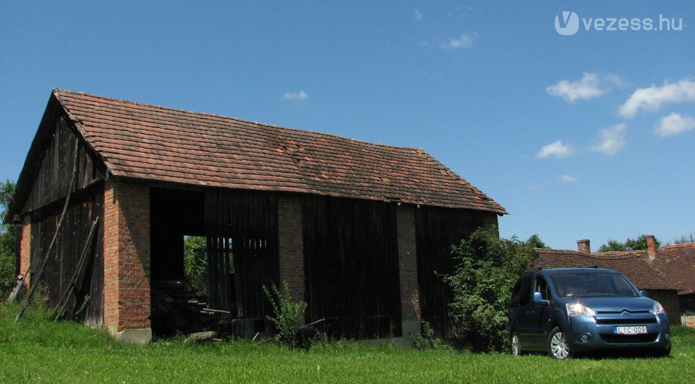 Egyik düledezik, másik szinte új