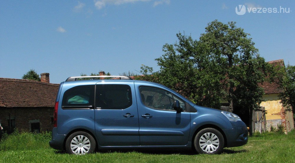 A tolóajtó nagy találmány, milyen jó lesz ebből másik kocsikat fotózni!