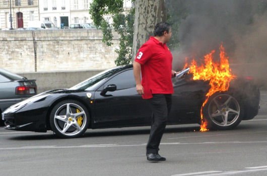 Van egy markáns közös vonás az országunk útjain futó buszok és a Ferrarik között. Az olasz sportautók és kedvenc Ikarusaink nem csak az érzelmeket lobbantják lángra...