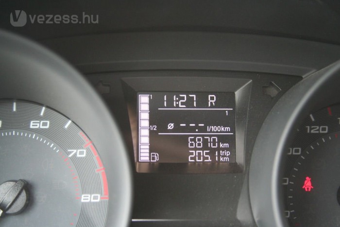 Tényleg takarékos az autó, de 200 km után nem illene telit mutatnia a primitív digitális kijelzőnek. És hol a vízhőfokmérő? 