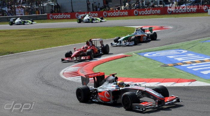 F1: Hamilton otthon verné a Ferrarit