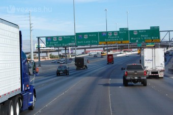 Vezetés közben kiesett a kocsijából