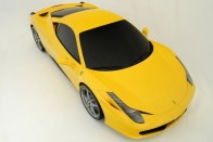 1.1 millió forint egy Ferrari-ért nevetséges összeg. Ha viszont hozzátesszük, hogy egy 1:8 arányú modellről van szó, mindjárt más megvilágításba kerül az ár. Méregdrága szobadísz, Ferrari módra!