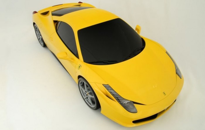 Ferrari 1.1 millió forintért! 1 1.1 millió forint egy Ferrari-ért nevetséges összeg. Ha viszont hozzátesszük, hogy egy 1:8 arányú modellről van szó, mindjárt más megvilágításba kerül az ár. Méregdrága szobadísz, Ferrari módra!