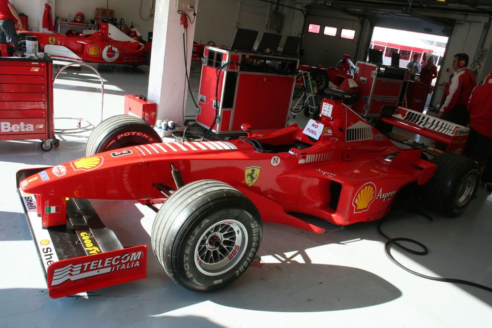 Az F1 Clienti program dúsgazdag autóbolondoknak nyújt lehetőséget Formula autókkal száguldozni.