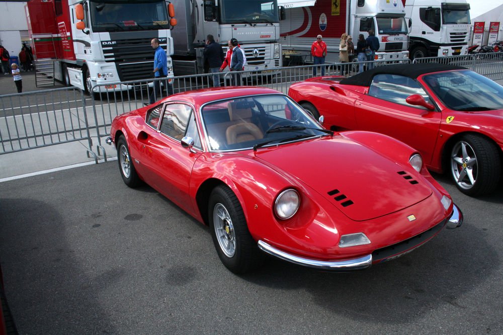 A mostohagyerek, Ferrari Dino, embléma nélkül.