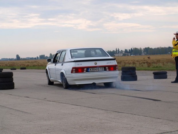 V6, hátsókerék-hajtás, halálra ítélt gumik