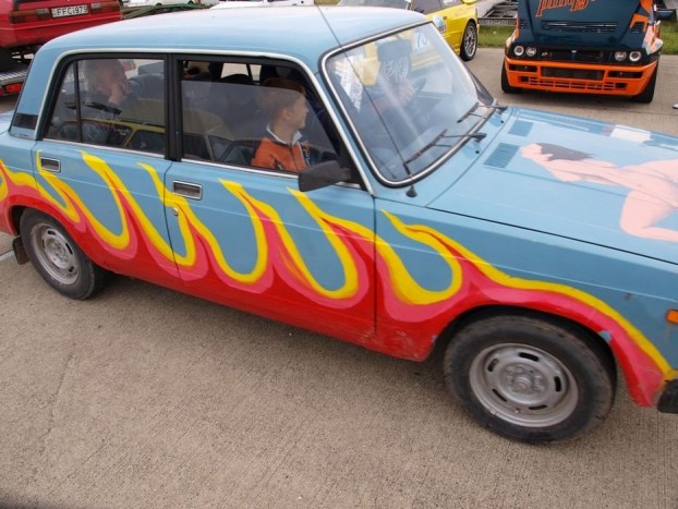 Családi versenyautó, boldog utasokkal