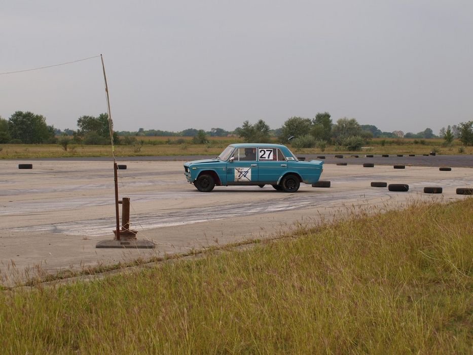 A Lada megpördült az utolsó kanyarban