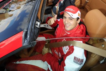 Massa maga tankol és cserél kereket