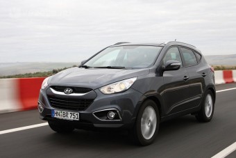 Vezetni is alig tud az autóreklámos nagyi