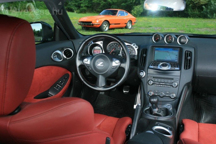 Középen a három műszer megmaradt, bár a funkciójuk változott