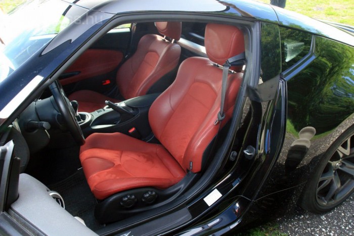 A földön ül benne a sofőr